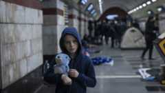 Жители Киева прячутся об бомбежек в метро