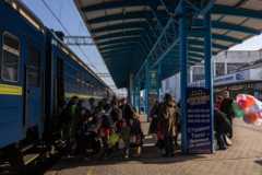 Беженцы садятся в поезд до Запорожья