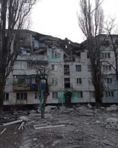 Ένα κτίριο κατοικιών που έχει υποστεί ζημιές από βομβαρδισμούς από ρωσικές δυνάμεις στην πόλη Λυσιχάνσκ του Λουχάνσκ