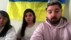 Ο Vitalii Tatarynov με την αδερφή Anna και τη μητέρα Viktoria