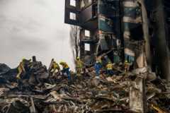 Спасатели разбирают завалы жилого дома в Бородянке, 9 апреля