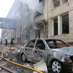 На месте удара по Харькову (фото украинской службы по чрезвычайным ситуациям)