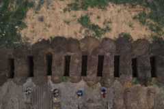 Φρεσκοσκαμμένοι τάφοι φαίνονται στο νεκροταφείο στις 18 Απριλίου 2022 στο Bucha της Ουκρανίας.