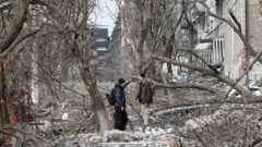 Banorët vendas flasin në një oborr në Mariupol