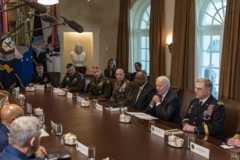 Байден во время встречи с военными чинами