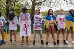 Акция перед министерством экономики Германии в Берлине. Участницы требовали немедленно ввести эмбарго на российские нефть и газ