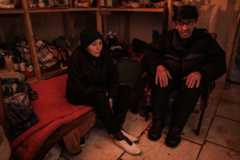 Жители Рубежного прячутся в подвалах