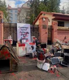 у посольства во Львове