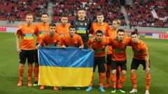 игроки "Шахтера" на поле перед матчем