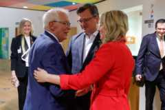 Помимо министров 27 стран ЕС к Боррелю (слева) приехали их коллеги из Украины (в центре) и Канады