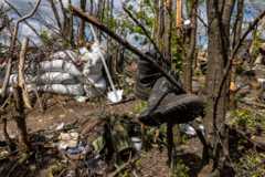 Оставленные после отступления от Харькова позиции российских военных в окрестностях села Малая Рогань, 17 мая 2022 г.