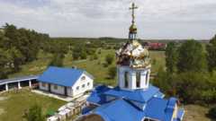 Поврежденная в ходе российских обстрелов церковь в селе под Киевом