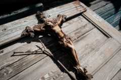 Распятие в разрушенном доме в Северодонецке