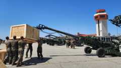 Подготовка к отправке в Украину гаубиц М777 на военной базе в Калифорнии