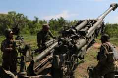 украинские артиллеристы с гаубицей М777