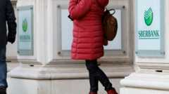 Μια γυναίκα φεύγει από τη Sberbank