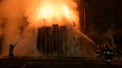 Οι πυροσβέστες δίνουν μάχη για την κατάσβεση των πυρκαγιών σε ηλεκτρικό υποσταθμό στο Lviv