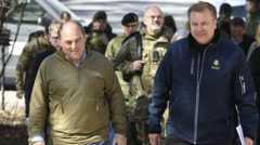 Ο υπουργός Άμυνας του Ηνωμένου Βασιλείου Μπεν Γουάλας (αριστερά) με τον Φινλανδό ομόλογό του Άντι Καϊκόνεν