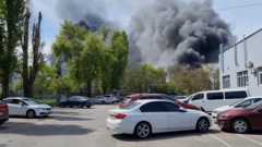 В соцсетях появились кадры, на которых видны клубы дыма после ракетного удара