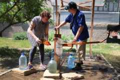 Жители Славянска набирают воду. Централизованного водоснабжения в городе нет уже три недели.