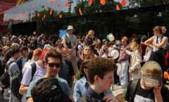 люди пришли к открытию нового ресторана вместо макдоналдса