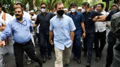 प्रवर्तन निदेशालय के दफ़्तर जाते कांग्रेस नेता राहुल गांधी