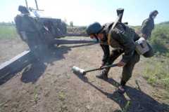 Украинские военные с гаубицей