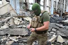 Украинский военный в здании спорткомплекса Харьковского политехнического института