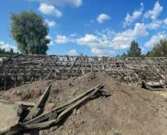 Разрушенные теплицы с огурцами