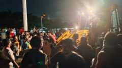 श्रीलंका की संसद भवन के बाहर प्रदर्शनकारी