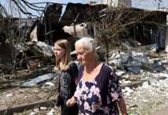 Жители на улице в Бахмуте