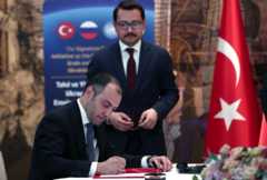 Министр инфраструктуры Украины Александр Кубраков подписывает соглашение в Стамбуле