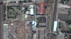 На спутниковом снимке Maxar от 30 июля видно повреждение одного здания в лагере в Еленовке