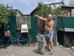 Житель Славянска демонстрирует журналистам обломки российской ракеты