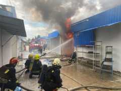 Пожар на центральном рынке в Славянске после российского удара