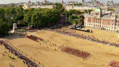 Υψηλή γωνία λήψης της πομπής της βασίλισσας που διασχίζει την παρέλαση των φρουρών αλόγων στο Γουέστμινστερ