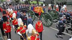 دربخش نخست تشییع جنازه، تابوت با ارابهای ویژه حمل شد