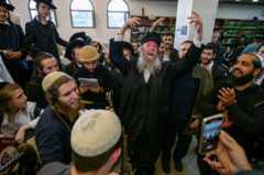 Хасиды традиционно приезжают праздновать еврейский новый год - Рош ха-Шана - на могиле рабби Нахмана в Умани.