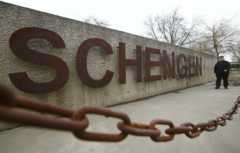 Надпись "Шенген" за цепью