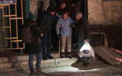 Спасатели помогают людям эвакуироваться