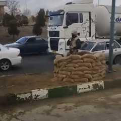 اکانت توییتر ۱۵۰۰ تصویر با انتشار این عکس نوشت: «پیام: کل شهر زاهدان یکی شده با بلوک و سنگر و دژ و ایست»