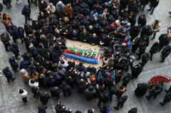 تصاویری از سوگواری خانواده و نزدیکان اورخان عسگراف، مامور امنیتی کشته شده در آستانه مراسم خاکسپاری او در شهر باکو منتشر شده