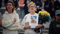 родственники погибших военных во время минуты молчания