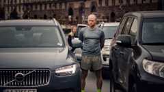 минута молчания в Киеве, люди вышли из машин и стоят молча