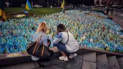 девушки на площади с украинскими флажками