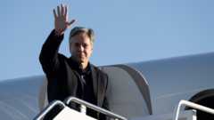 Блинкен на трапе самолета