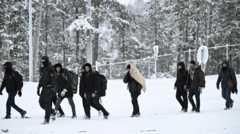 Люди идет по снегу