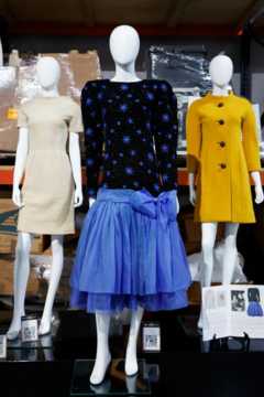 Mavazi ya jioni ya Princess Dana ni mojawapo ya bidhaa nyingi za watu mashuhuri zinazouzwa katika minada ya Julien huko California.