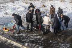 Жители Бахмута набирают воду; в городе уже давно не работает водопровод и нет электричества