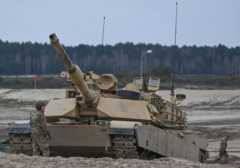 Солдаты США из 2-го батальона 70-го бронетанкового полка 1-й пехотной дивизии тренируются с танками M1A2 Abrams в Нова-Демба, Польша